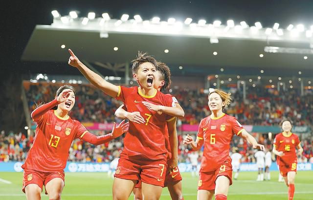 这一刻，他整个人情绪崩溃，放声大哭道：殿主……是属下触犯了万龙殿的纪律，所以被驱逐出了万龙殿……属下被驱逐出来的这两年，没有一天不在渴望能够重回万龙殿，还希望殿主您能法外开恩，让属下能够继续为万龙殿效犬马之劳……万破军转过身，看着陆昊天，问道：昊天，他因何被驱逐？陆昊天答道：回殿主，如果我没记错的话，他应该是这个为了追求修为突破，违反禁令滥用禁药，按照万龙殿的法则，滥用禁药者，当逐出万龙殿。